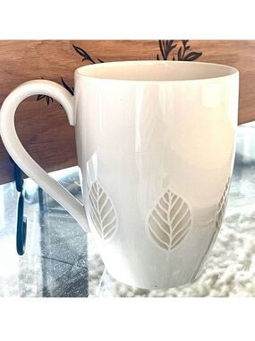 New Gorgeous Villeroy & Boch Discontinued City Park Tan leaf Ivory 4” tall Mug